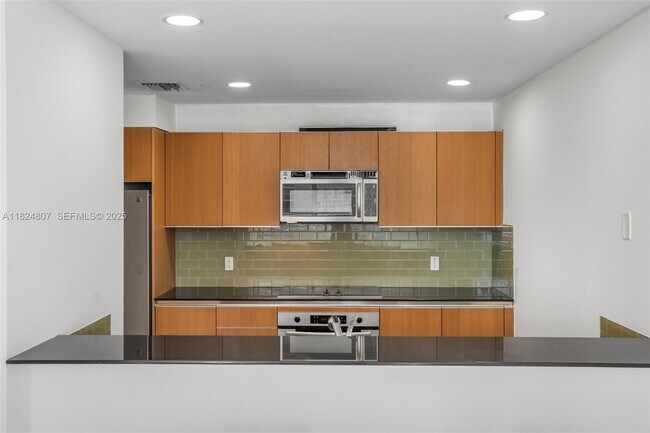 Building Photo - 1060 Brickell Ave