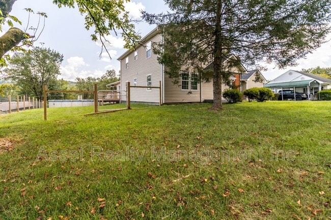 Building Photo - 817 Ridgeview Dr