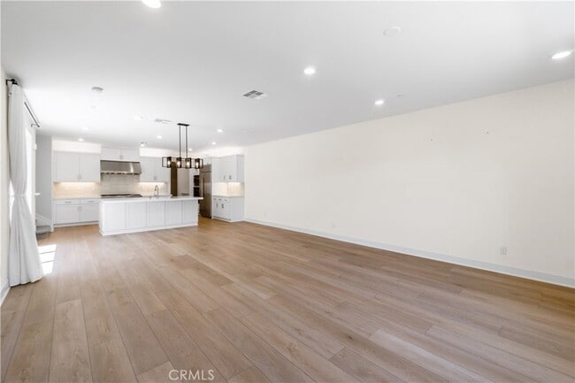 Building Photo - 156 Chorus