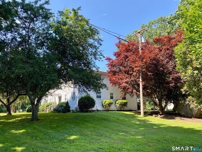 Building Photo - 24 College St