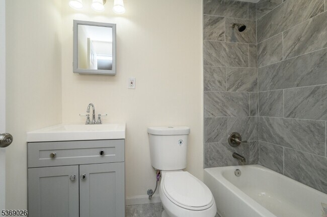 Building Photo - 287 Orange St