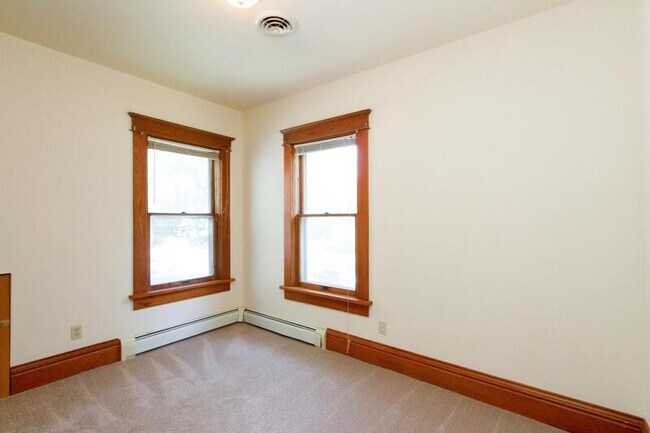 Building Photo - 702 Carroll Ave