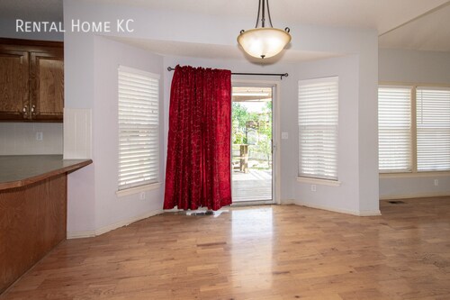 Building Photo - Open and Light 2-story w/fin bsmt and fenc...