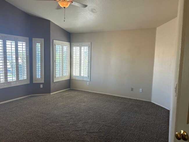 Building Photo - Beautiful Green Valley Home