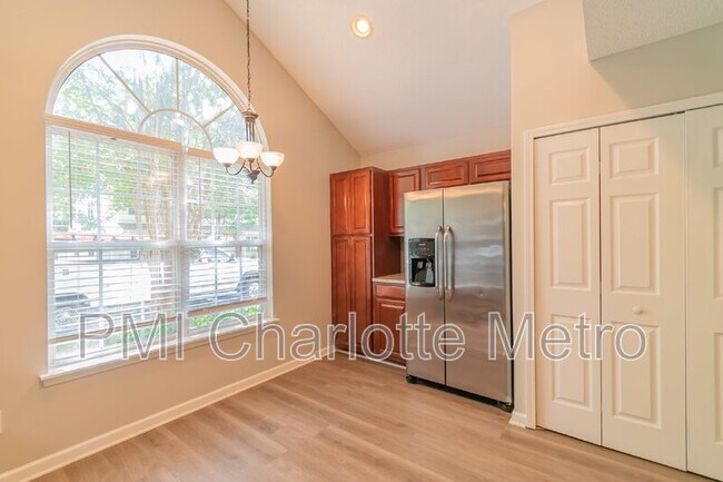 Building Photo - 8289 Christmas Ct