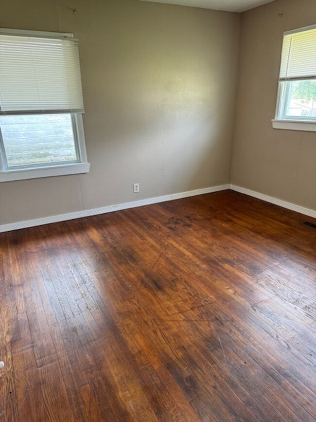 Building Photo - 1672 S Maple Ave