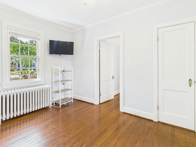 Building Photo - 307 Lexington Rd