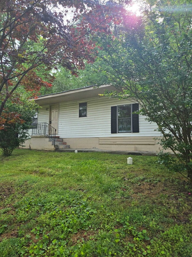 Primary Photo - Charming 2-Bed Gem on Ashmore Ave