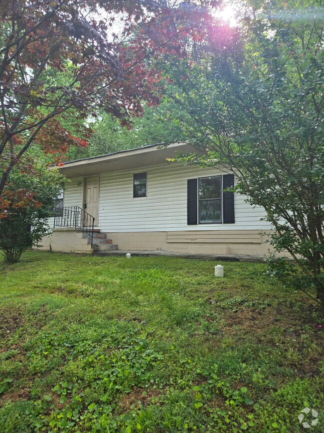 Building Photo - Charming 2-Bed Gem on Ashmore Ave