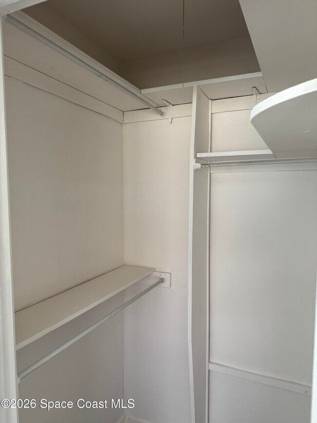 Building Photo - 204 W Alma Dr