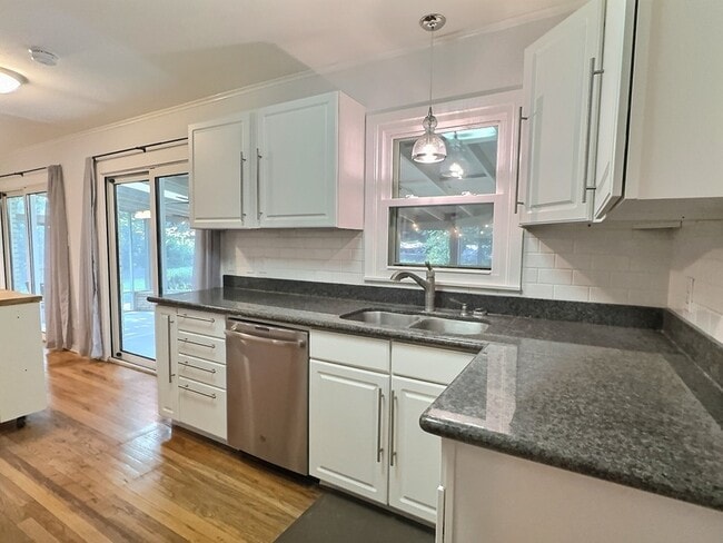 Building Photo - 635 Rockhill Dr