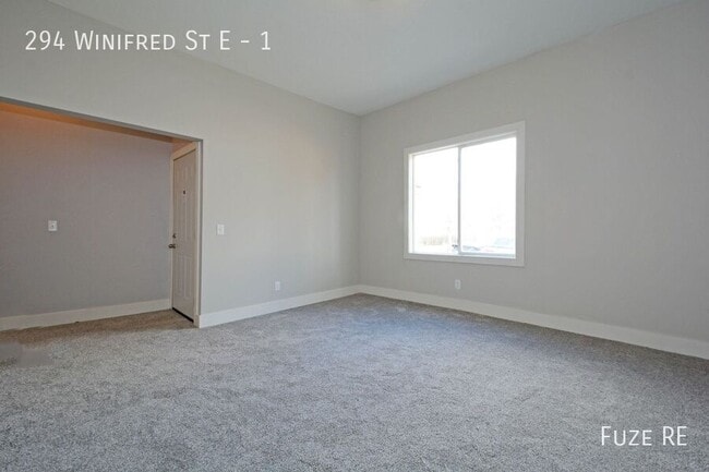 Building Photo - 294 Winifred St E