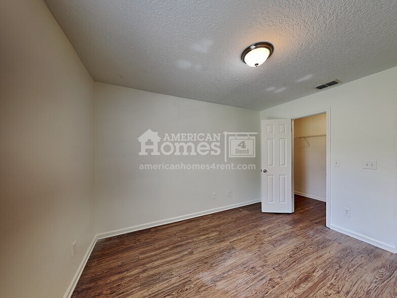 Building Photo - 224 N Lake Cunningham Ave