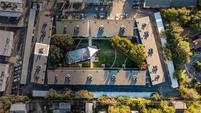 Building Photo - 2200 Dickson Dr