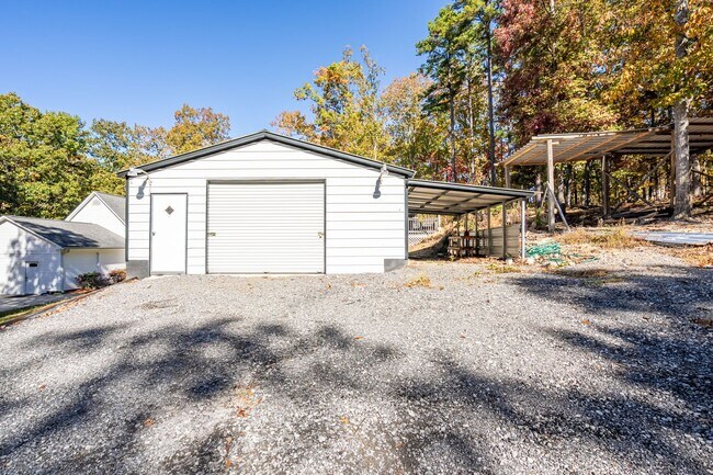 Building Photo - 3 Bedrooms, 2.5 Bathrooms - Home in Silver Creek!