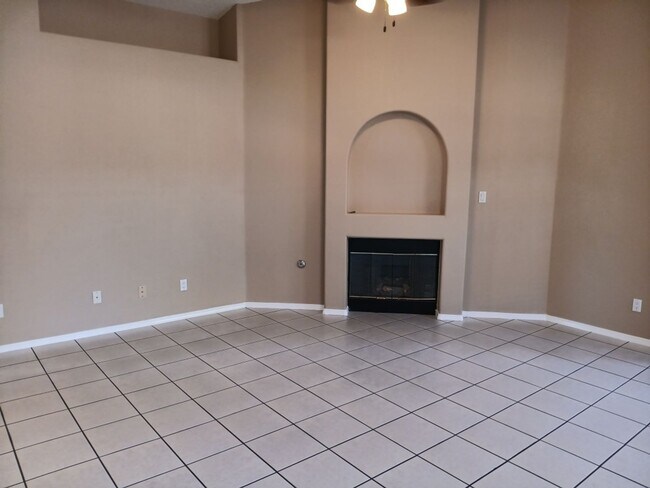 Building Photo - 3 Bedroom, 2 Bathroom Home! Schedule a Showing!