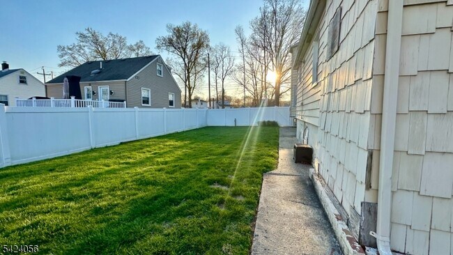 Building Photo - 529 Valley Rd