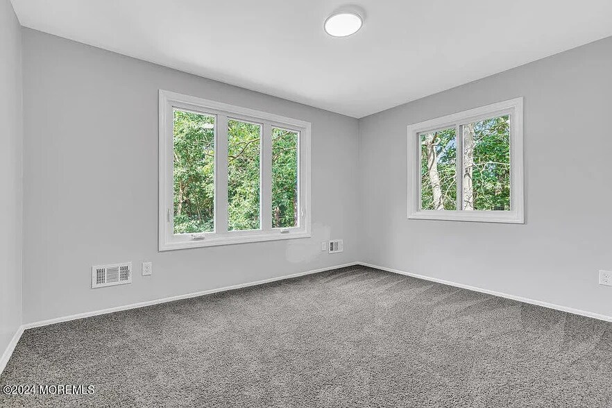 Building Photo - 916 W Commodore Blvd