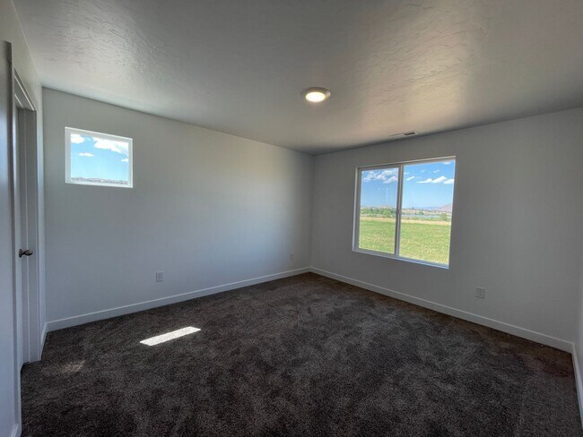 Building Photo - 3-Bedroom Townhome in Santaquin!