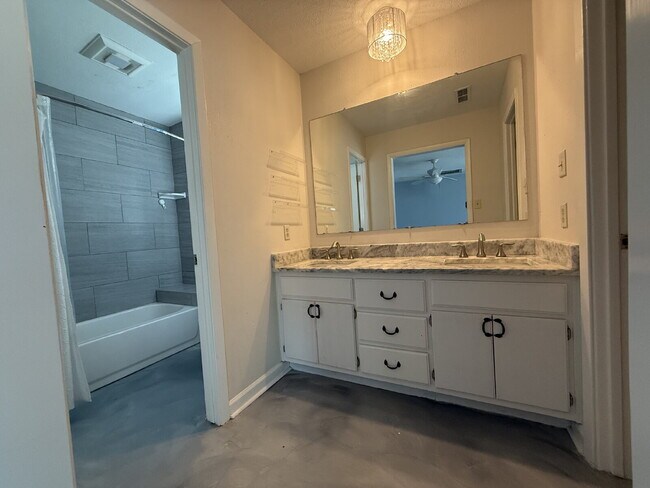 Building Photo - HUGE UPGRADED 3/2!