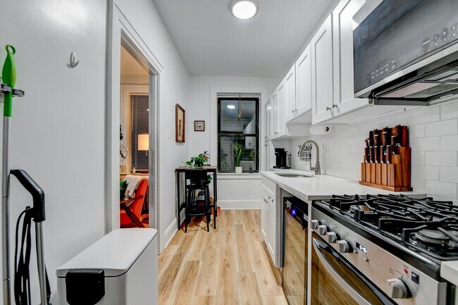 Building Photo - 901 Grand Ave