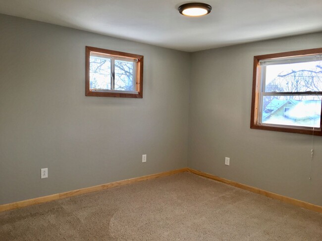 Building Photo - 4 bed 1.5 bath single family home in Rhine...