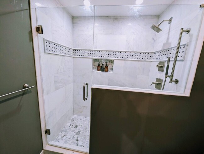 Building Photo - 1303 Colony Dr