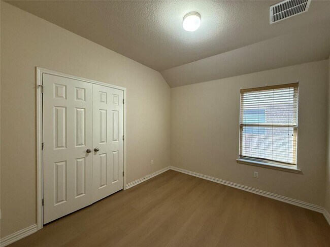 Building Photo - 633 Peregrine Way
