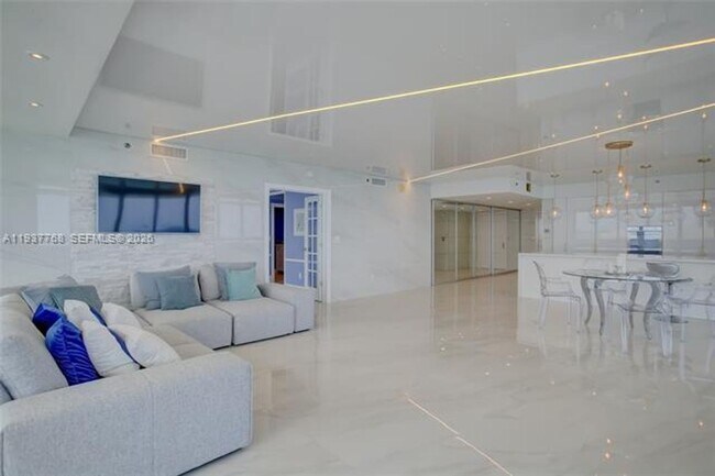 Building Photo - 1830 S Ocean Dr