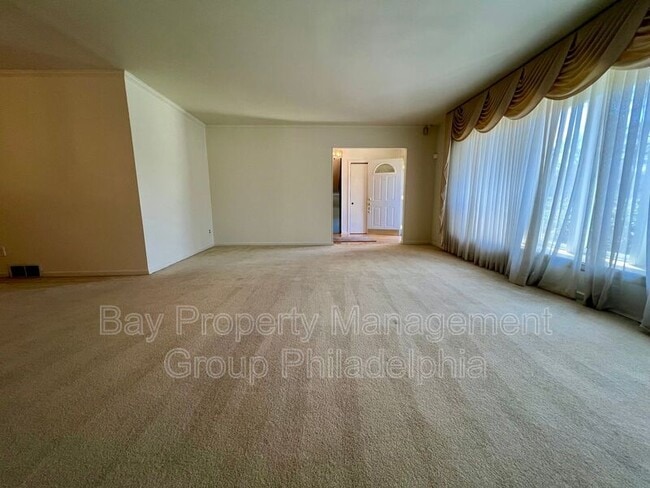 Building Photo - 303 Hedgerow Ln