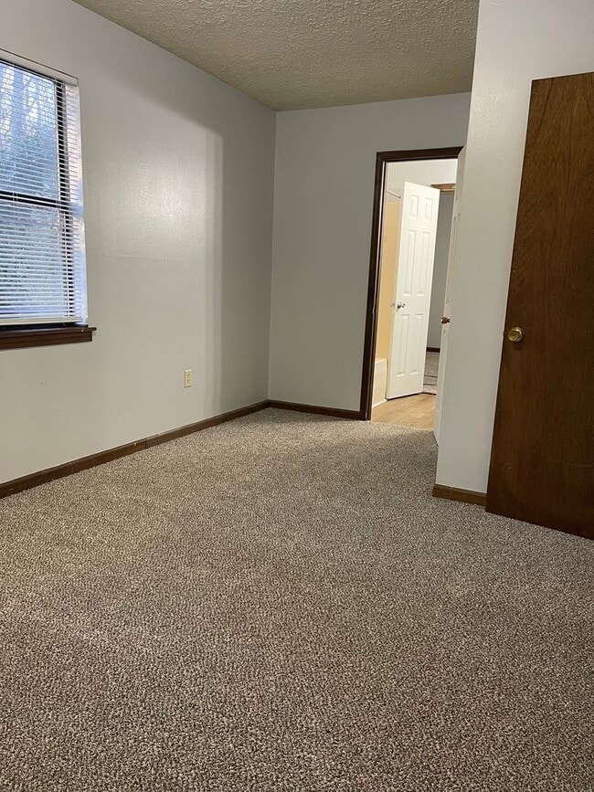 Building Photo - 2 bedroom, 1 bath duplex is located on a cul-de-sac near Cedar Shoals High School