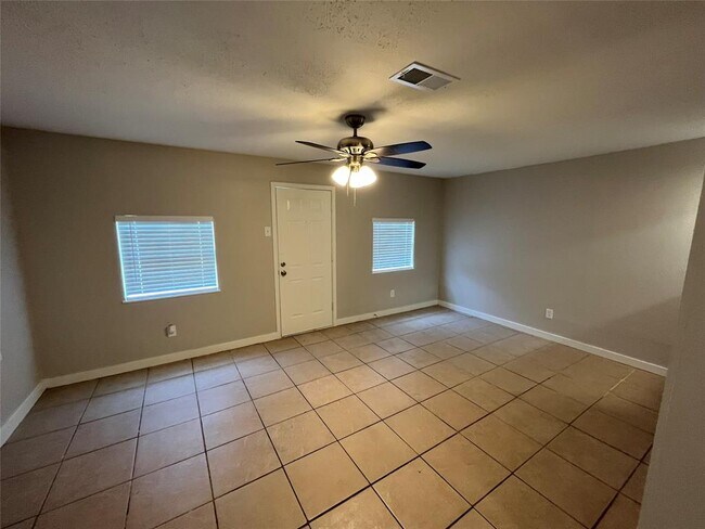 Building Photo - 408 Bluebell St