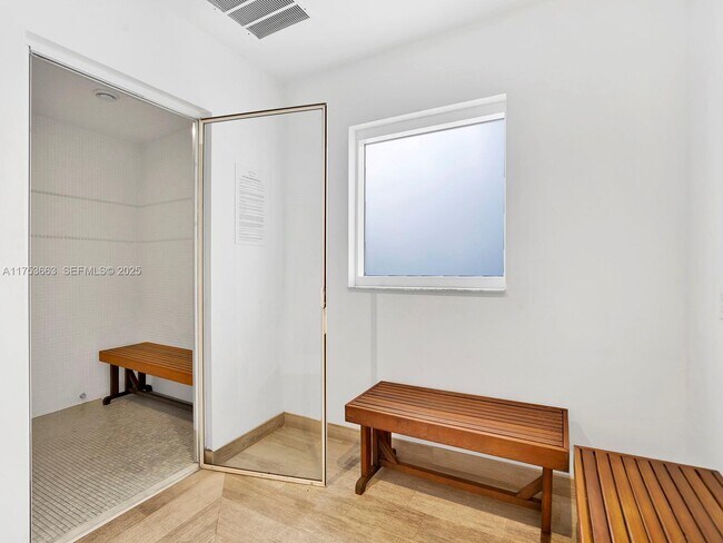 Building Photo - 1200 Brickell Bay Dr