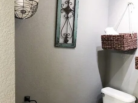 Building Photo - 3012 Hilltop Dr