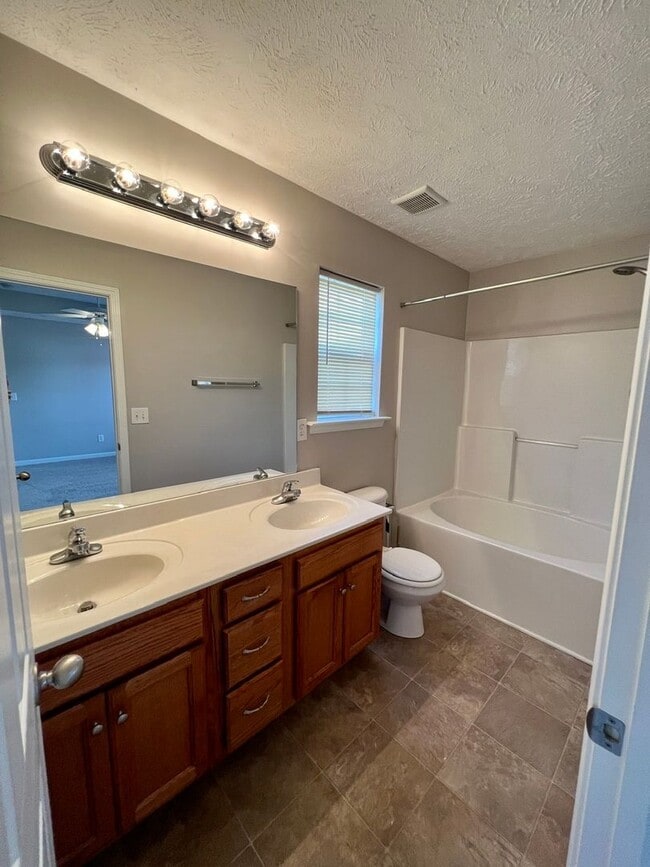 Building Photo - 3 Bed 2 Bath with Bonus in North Blackman Area