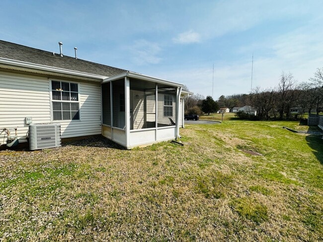 Building Photo - 2BR Condo with Garage | Vaulted Ceilings | Real Hardwood Floors | Gas Fireplace | Near UT & Downt...