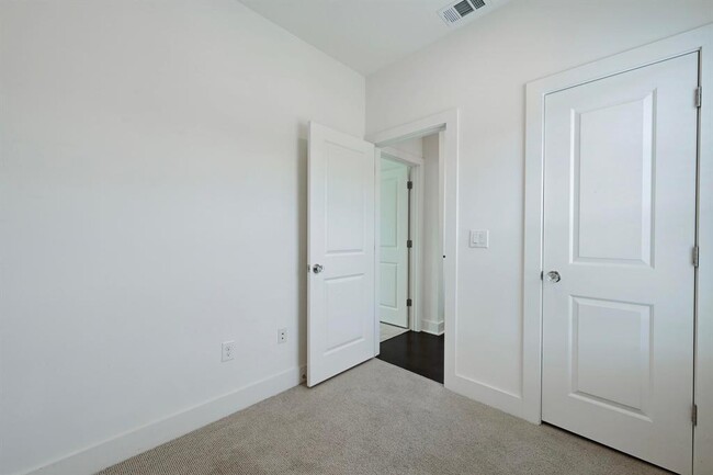 Building Photo - 1000 Muse Ln