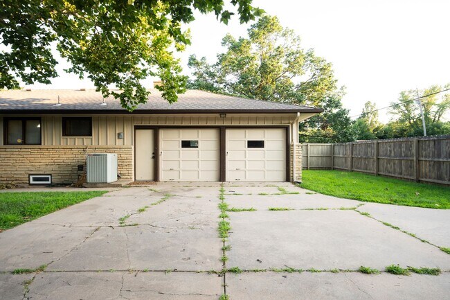 Building Photo - Mid-Century 3 Bedroom in Pine Valley Estates