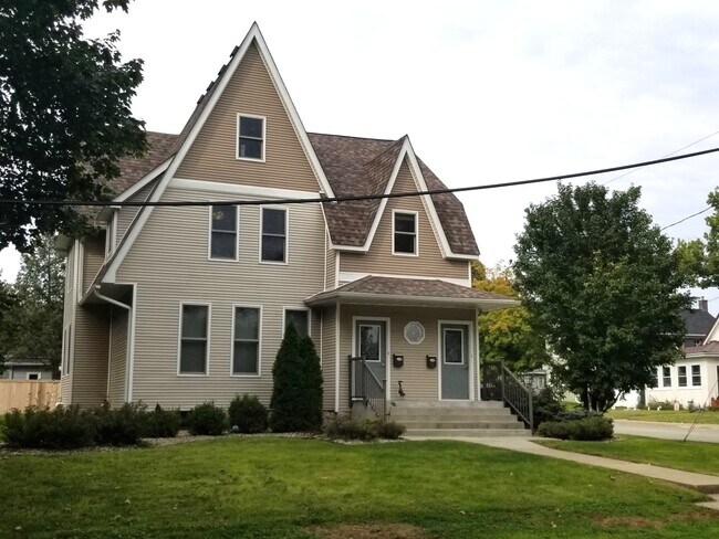 Primary Photo - 1045 Marquette St