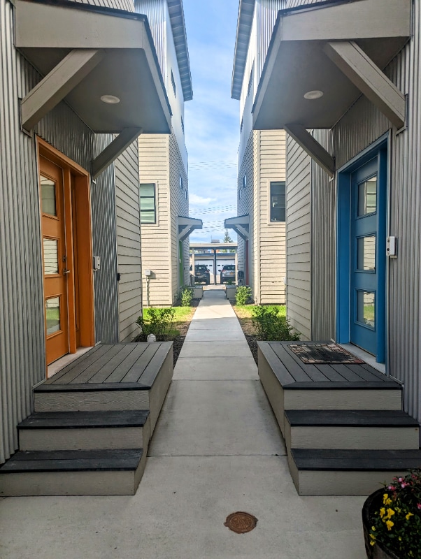 Building Photo - 957 W 12th Ave