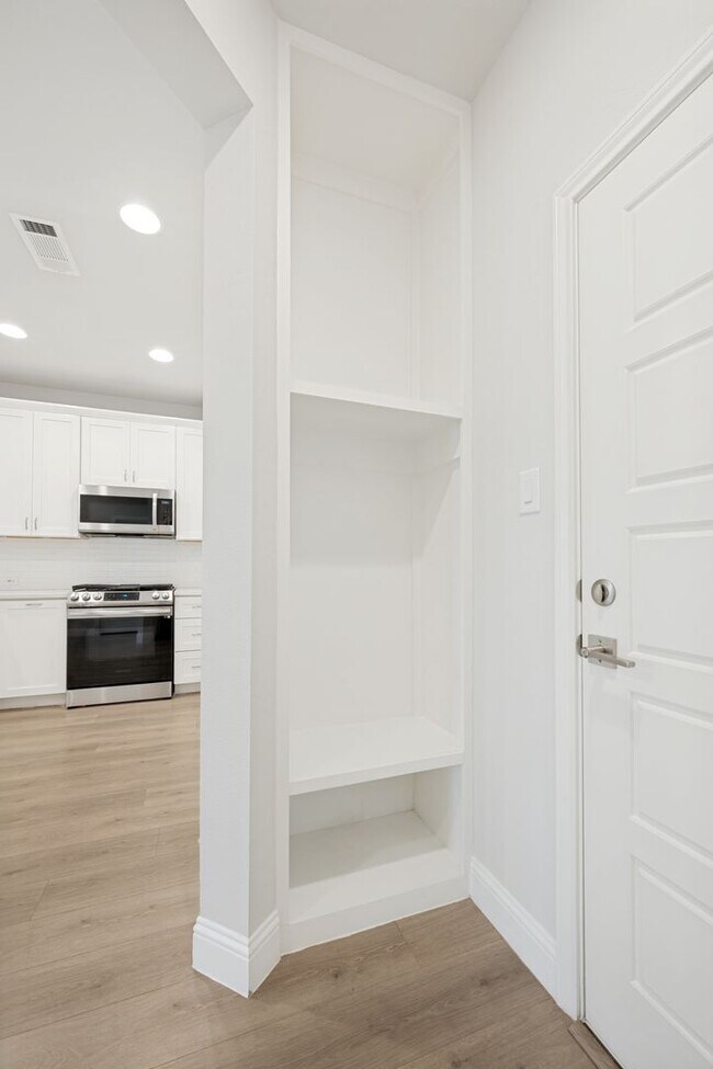 Building Photo - Modern 3 Bedroom, 2.5 Bath Townhome in a Gated Community for Lease!