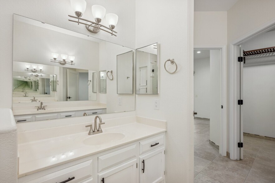 Building Photo - 15050 N Thompson Peak Pkwy