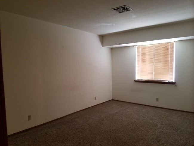 Building Photo - 412 N Oakwood Rd