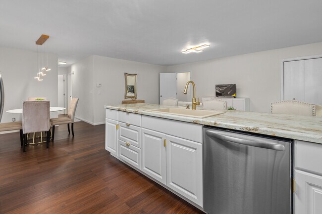 Building Photo - 1140 Manor Dr