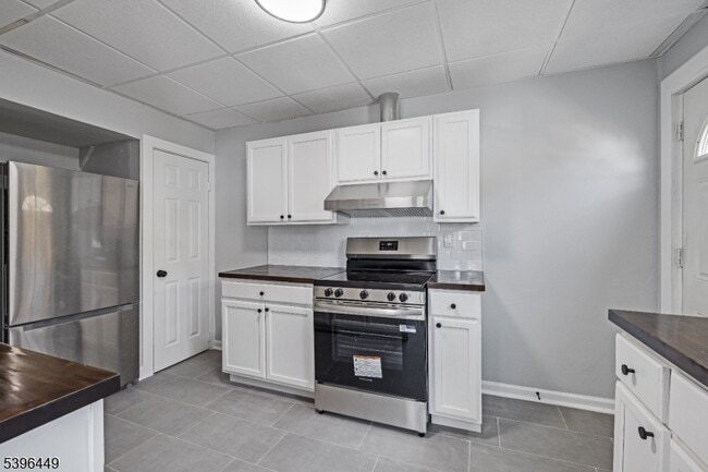 Building Photo - 8 Woodside Ave