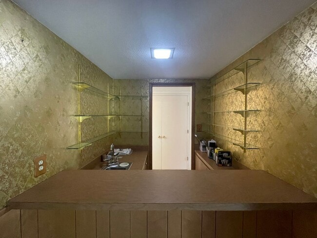 Building Photo - Custom home located next to Oakdale Country Club!