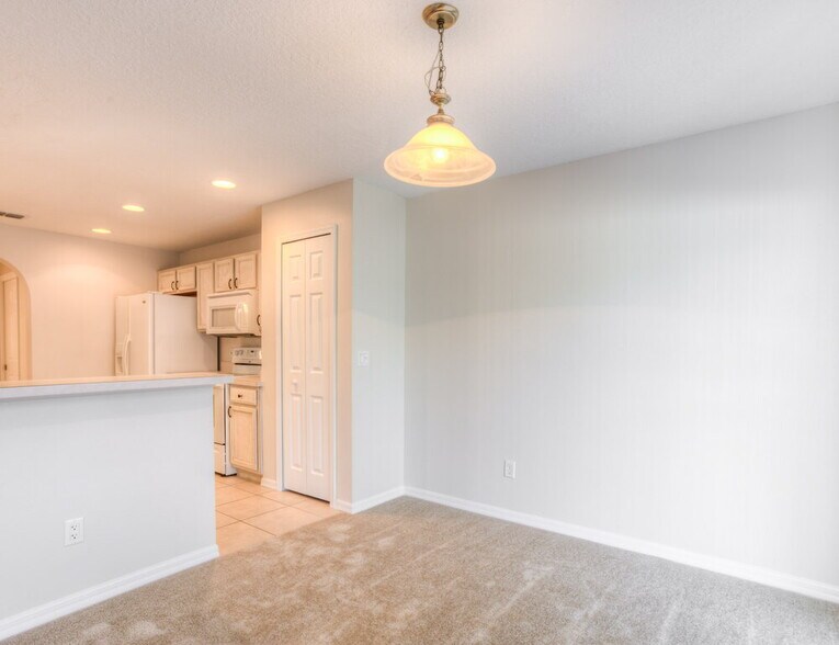 Building Photo - 2217 Heathwood Cir