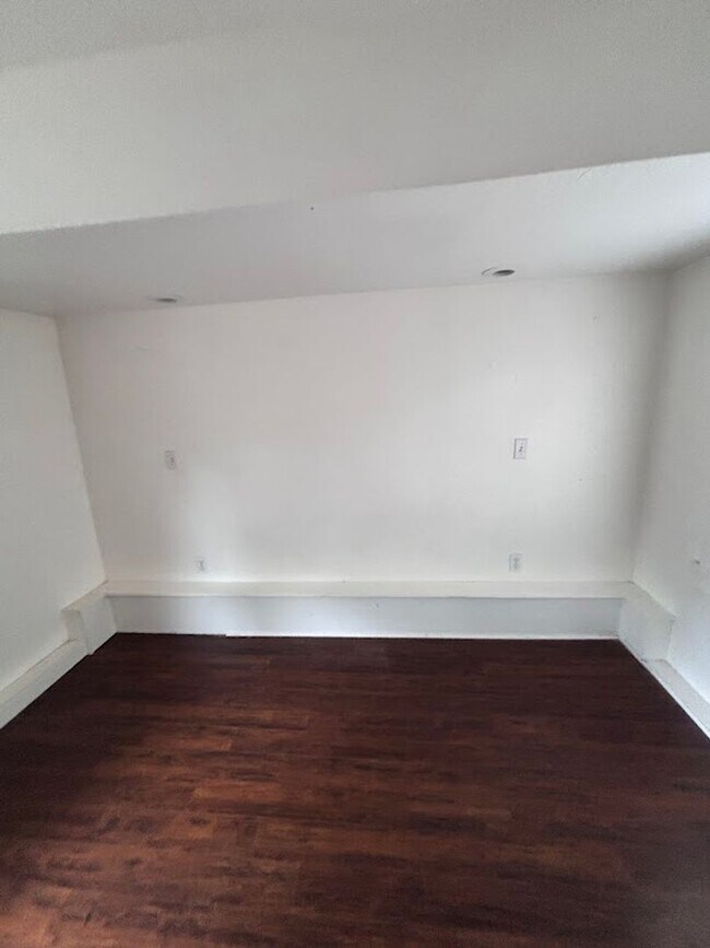 Building Photo - 405 - BEAVER DUPLEX