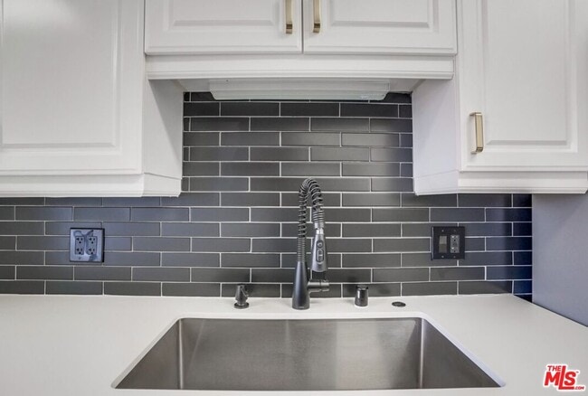 Building Photo - 435 N Oakhurst Dr