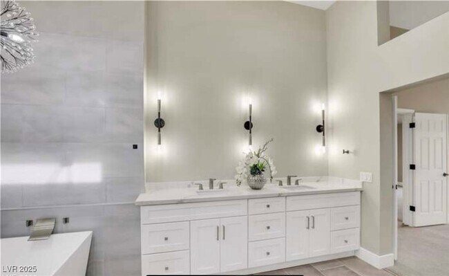 Building Photo - 2608 Desert Sands Dr